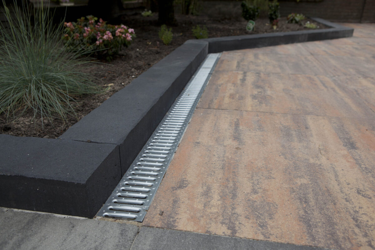 Afvoergoot_regenwater_tuin_Hexaline_Verzinkt_Rooster_Sfeerfoto