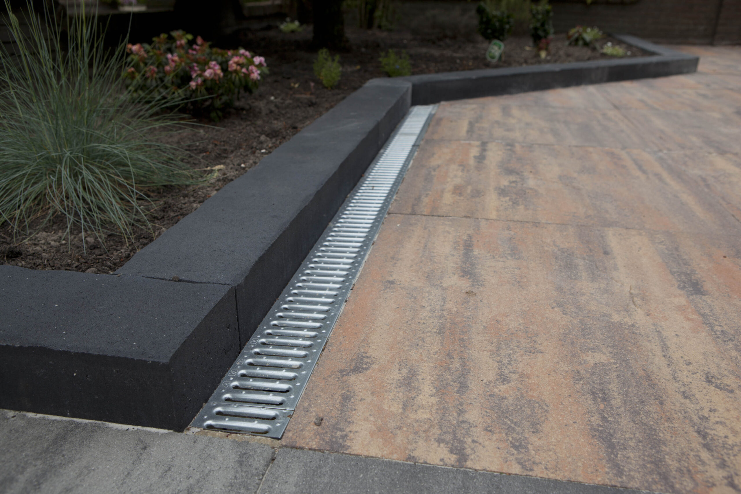 Afvoergoot_regenwater_tuin_Hexaline_Verzinkt_Rooster_Sfeerfoto