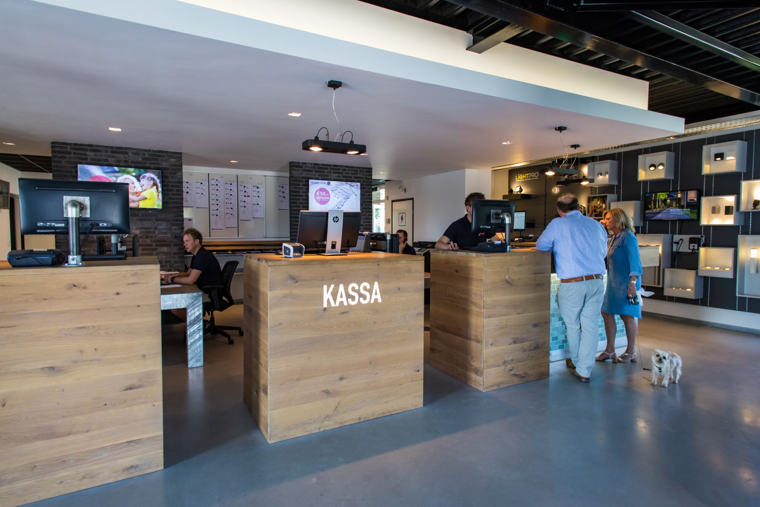 Kassa-en-klanten-binnen-bij-Showtuin-Heeten