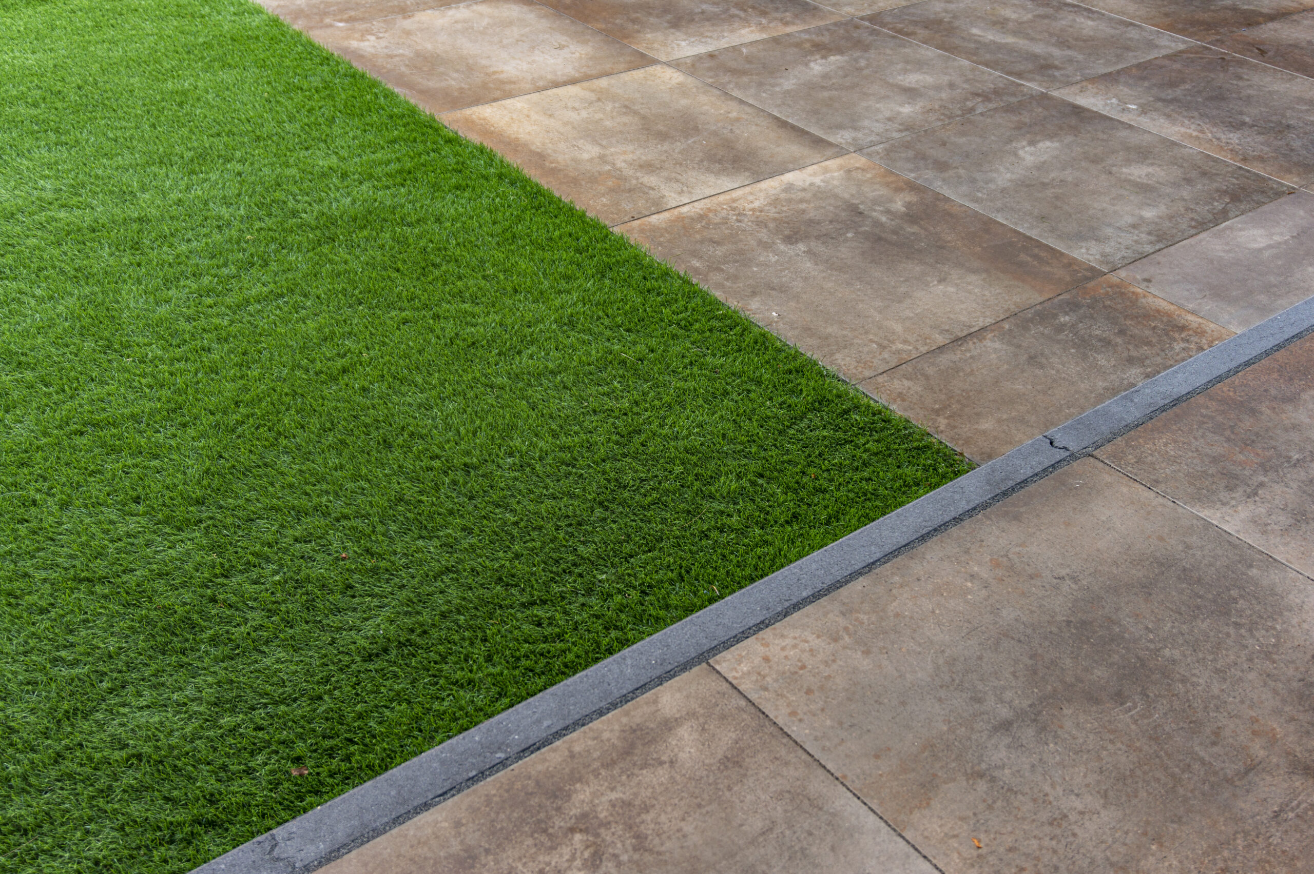 Keramische tegels en natuursteen zijn beide natuurproducten. Natuursteen is gesteente dat in pure vorm in de natuur voorkomt. Daarmee is het een heel breed begrip, zo is bijvoorbeeld marmer een van de soorten natuursteen.