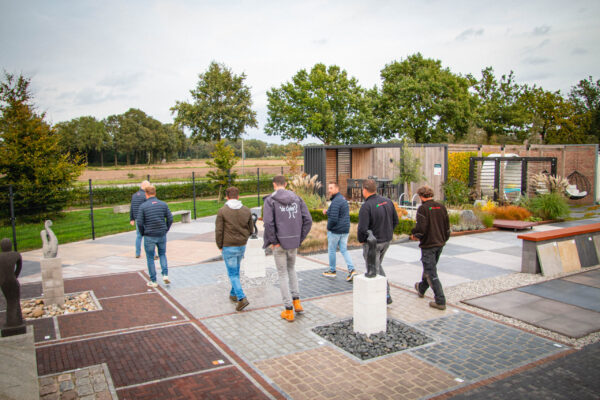 Mensen-lopen-door-de-Showtuin-in-Heeten