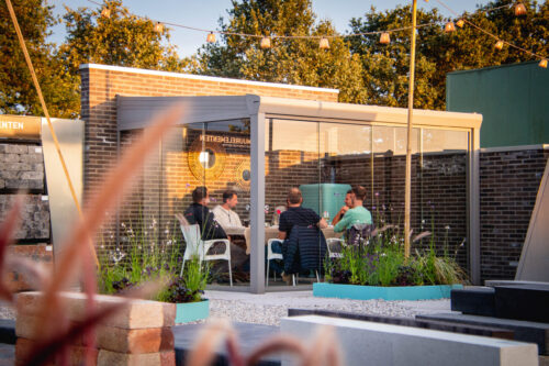 Sfeervolle-Veranda-in-Showtuin