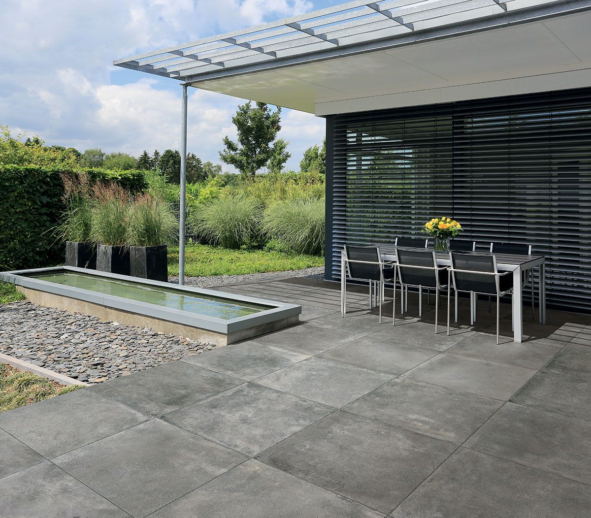 keramische-tuintegel-geoceramica-chateaux-antracite-sfeer1