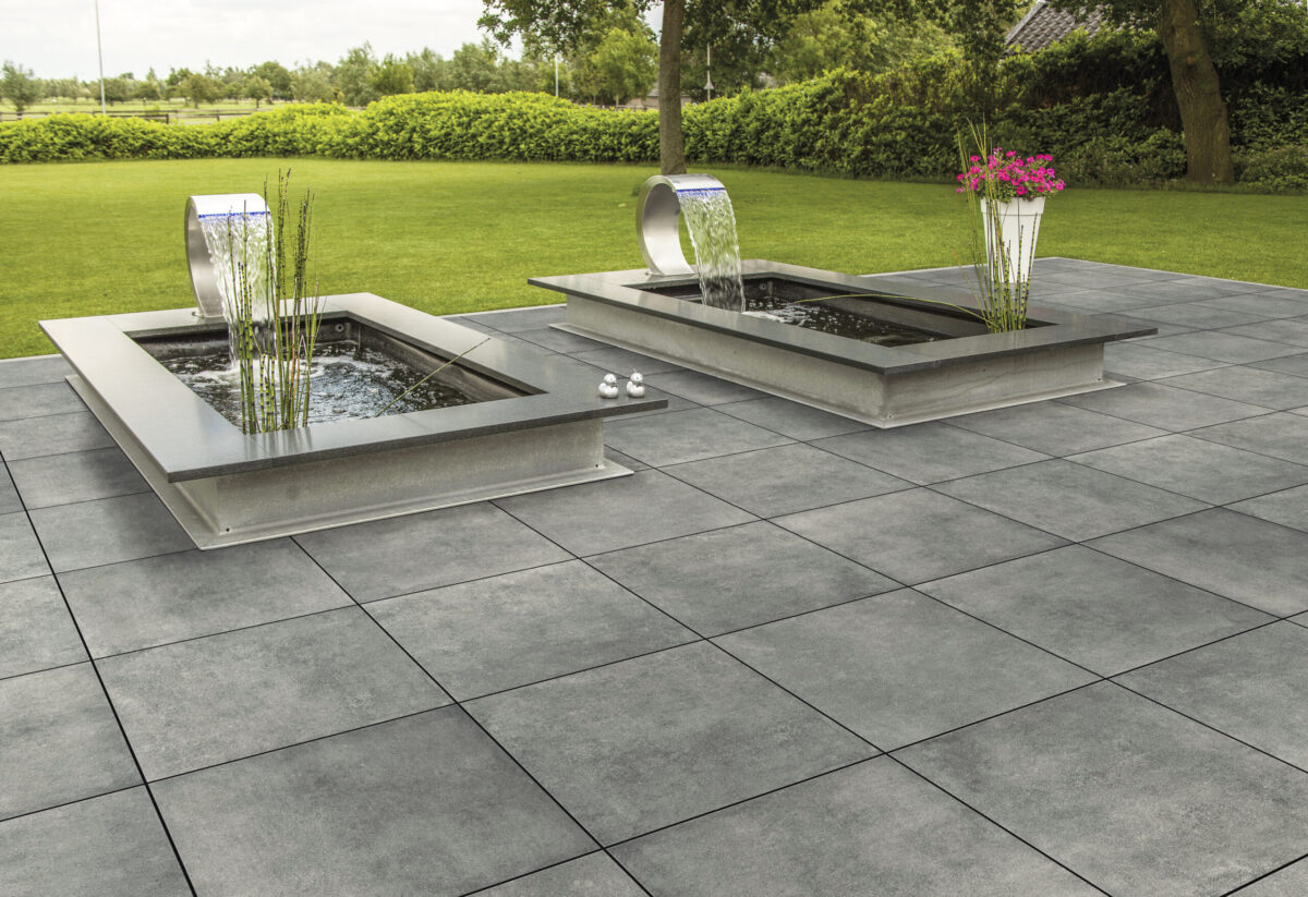 keramische-tuintegel_4cm_CERASUN_Cemento_Antracite_60x60_Anwendung_sfeer1