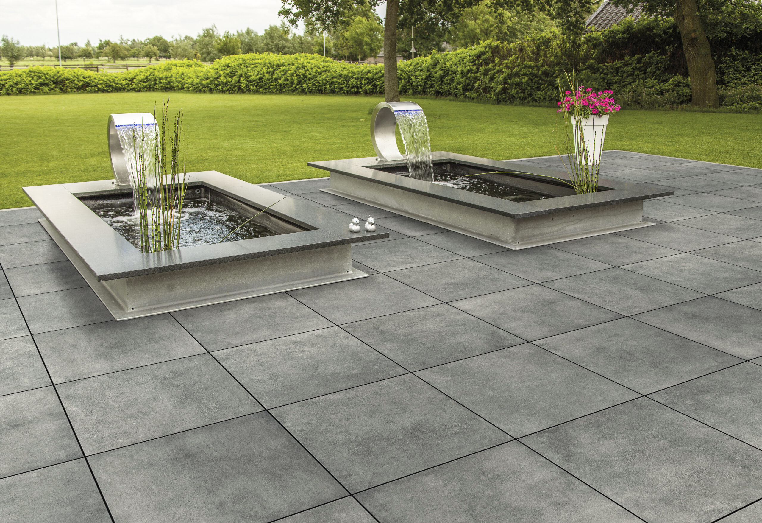 keramische-tuintegel_4cm_CERASUN_Cemento_Antracite_60x60_Anwendung_sfeer1