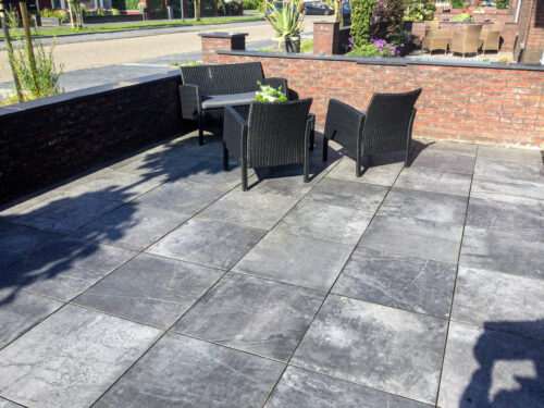 keramische-tuintegel_4cm_Tropea_antracite_60x60_Anwendung-sfeer